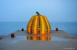 Riesiger Kürbis auf Naoshima von Yayoi Kusama